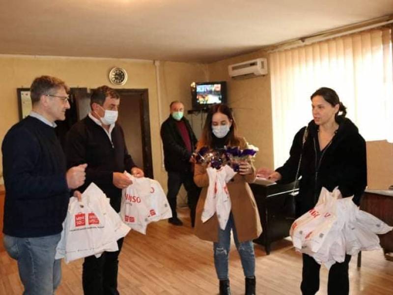 ცაგერის მუნიციპალიტეტის მერმა გიორგი ნემსაძემ დედის დღე მიულოცა და ყვავილები და...